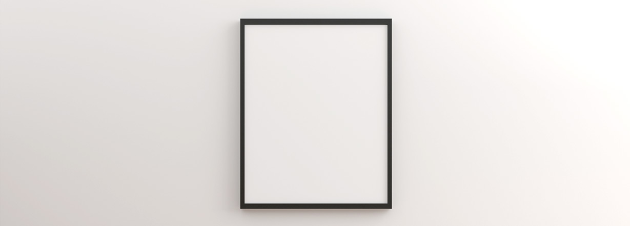 Beyaz duvarda boş, siyah bir çerçeve.